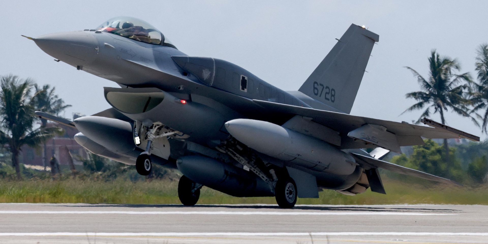 Истребитель  F-16V приземляется на авиабазе Тайдун на о. Тайвань 2 октября 2026 г.   - ИноСМИ, 1920, 04.10.2026