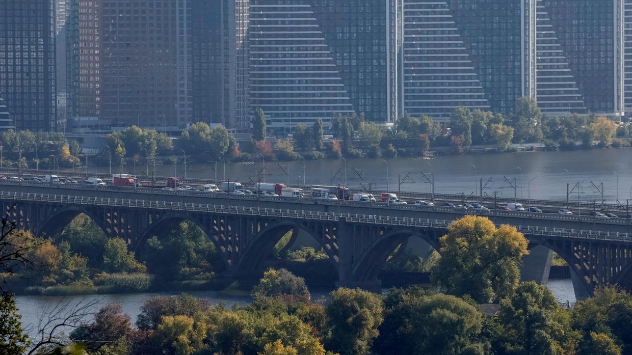 Пробка на мосту в Киеве после ночных ударов по городским мостам, 2 октября 2026 г. 