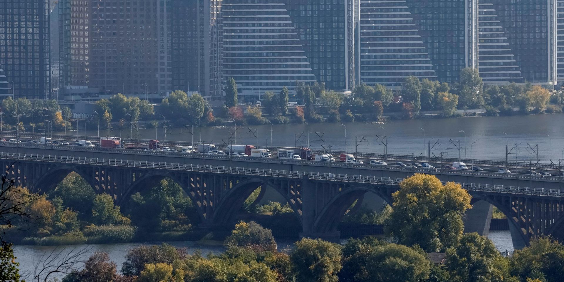 Пробка на мосту в Киеве после ночных ударов по городским мостам, 2 октября 2026 г.  - ИноСМИ, 1920, 04.10.2026