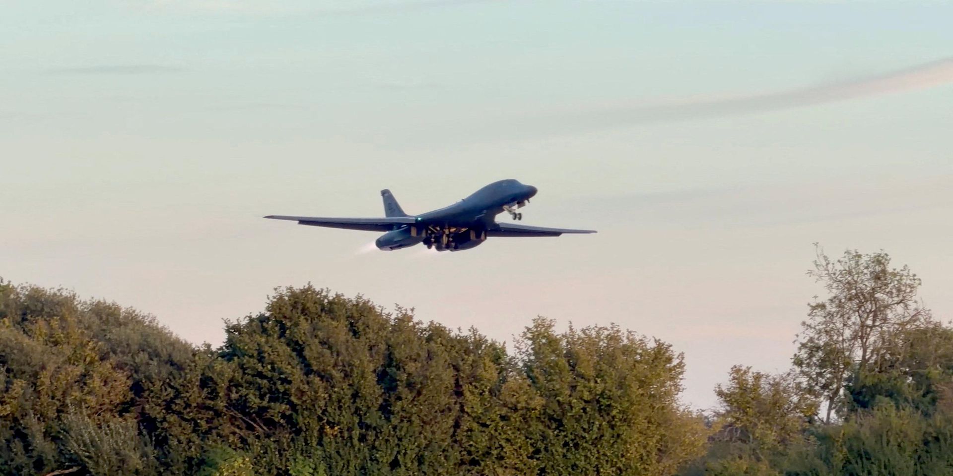 Американский бомбардировщик B-1 покидает авиабазу ​​Королевских ВВС Фэрфорд, 4 октября 2026 года - ИноСМИ, 1920, 05.10.2026