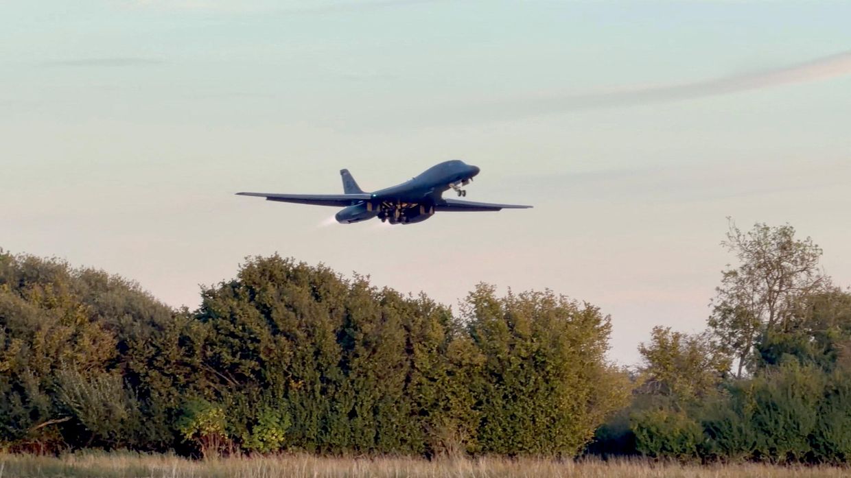 Американский бомбардировщик B-1 покидает авиабазу ​​Королевских ВВС Фэрфорд, 4 октября 2026 года