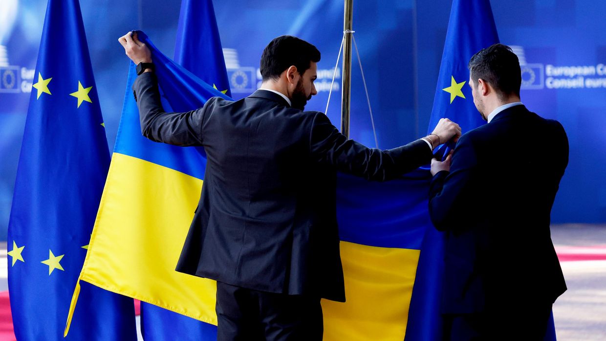 Флаги Украины и ЕС