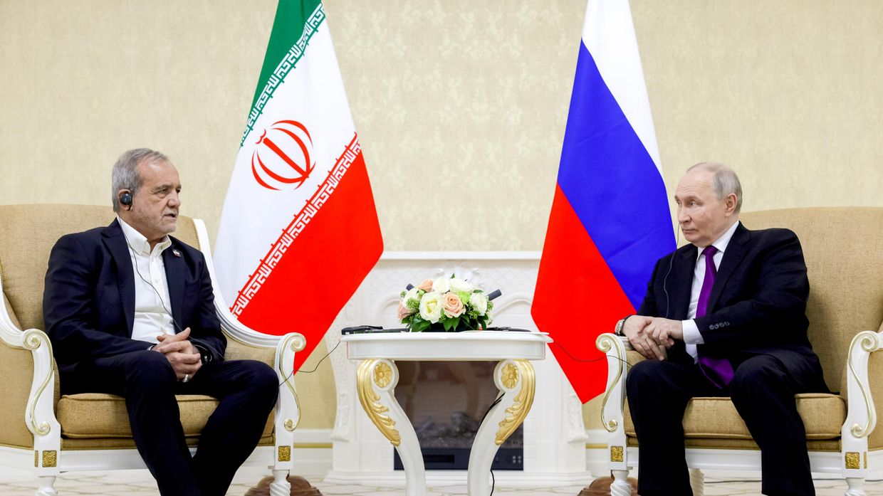 8 октября 2026. Президент РФ Владимир Путин и президент Ирана Масуд Пезешкиан (слева) во время встречи в Туркменбаши.