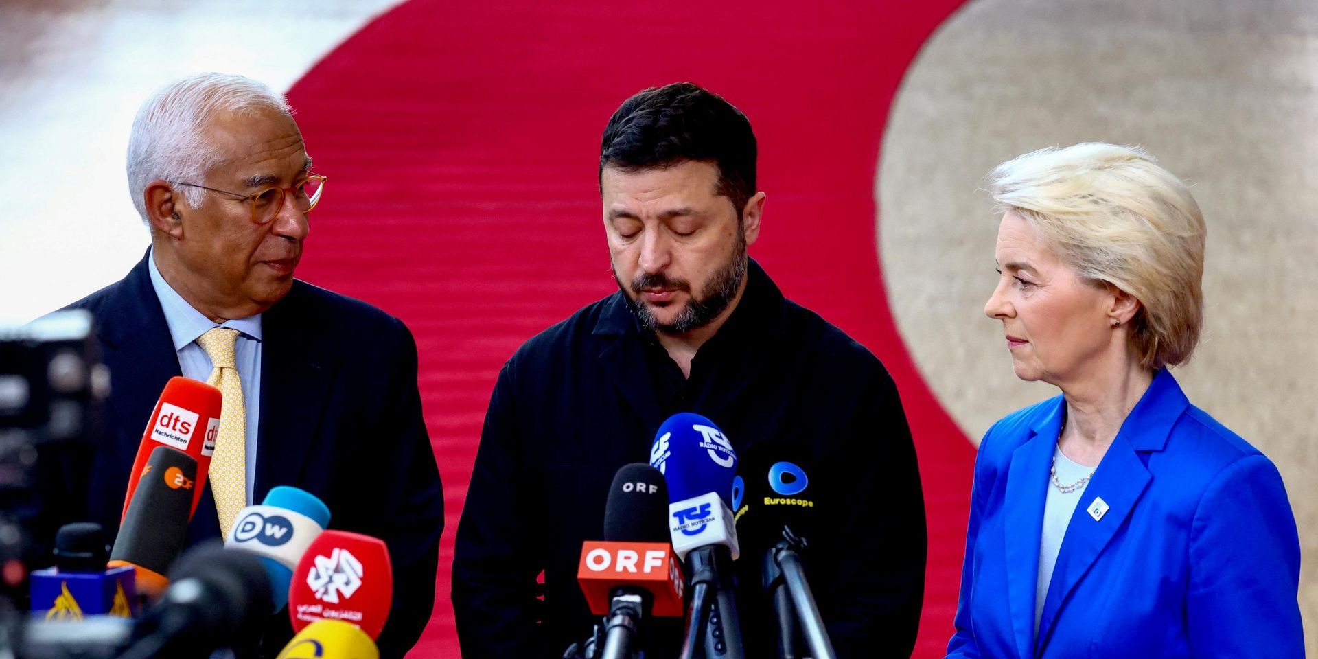 Президент Европейского совета Антониу Коста, Владимир Зеленский и президент Европейской комиссии Урсула фон дер Ляйен выступают перед СМИ - ИноСМИ, 1920, 17.10.2026