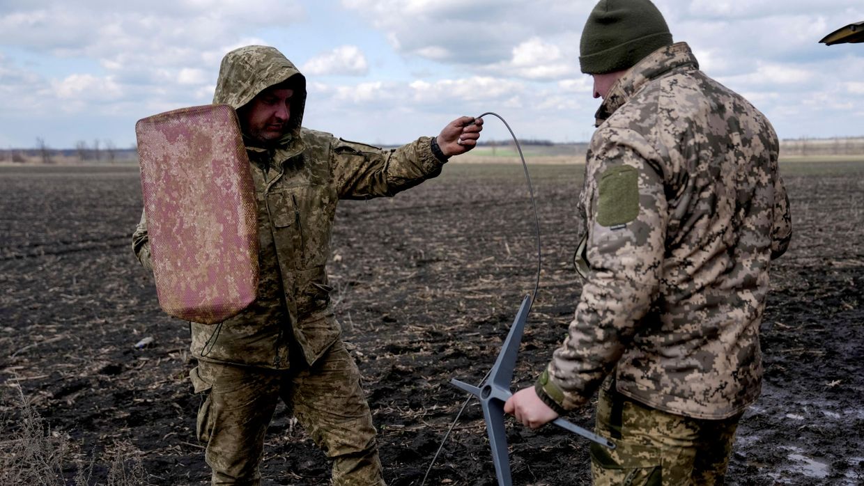 Украинские военнослужащие настраивают терминал Starlink. Архивное фото