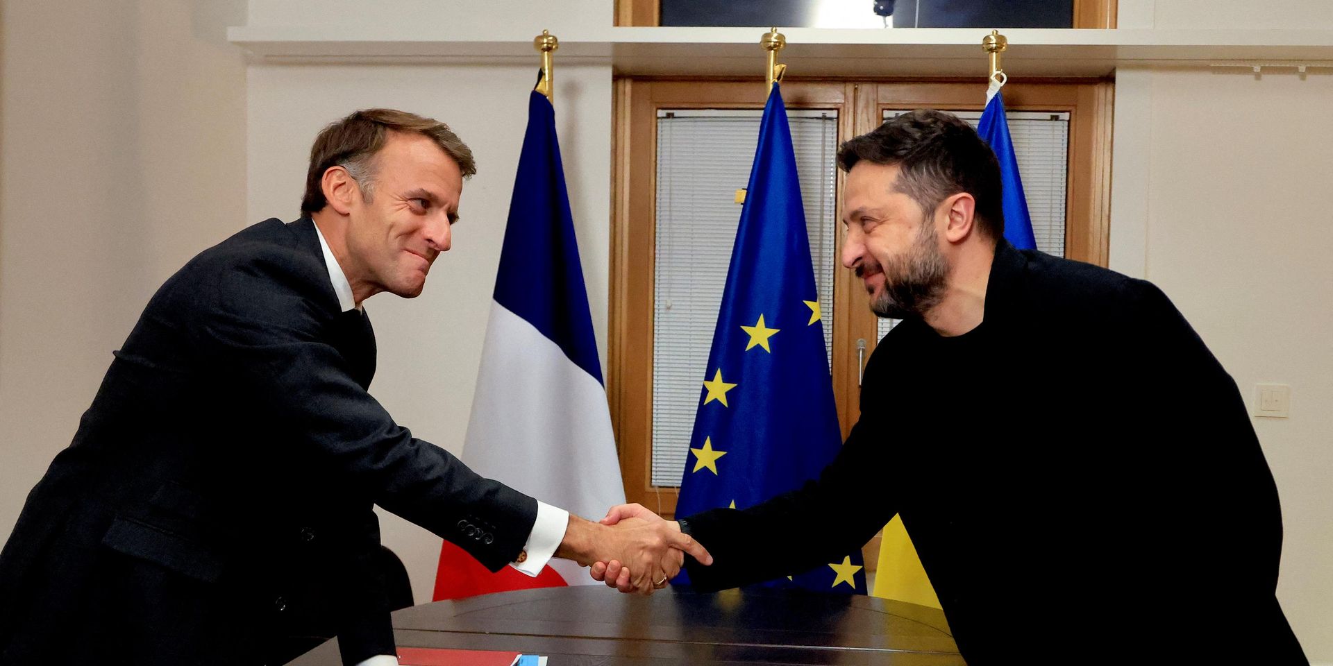 Президент Франции Эммануэл Макрон и Владимир Зеленский а полях саммита ЕС в Брюсселе - ИноСМИ, 1920, 16.10.2026