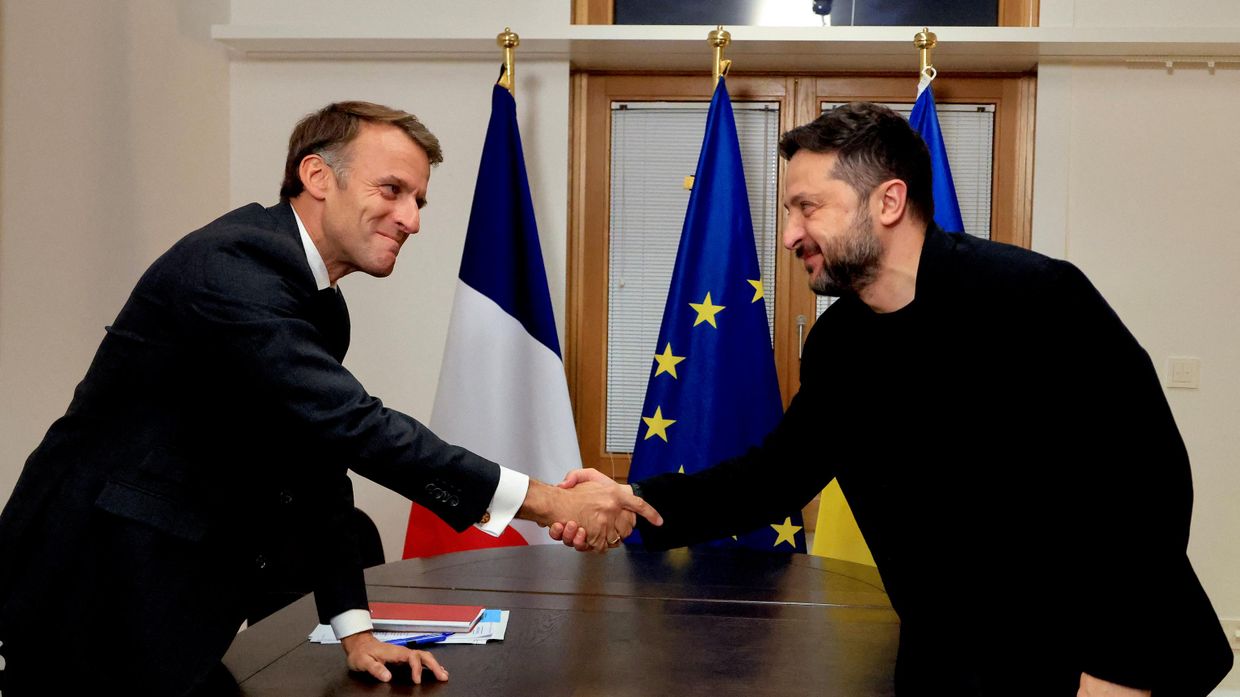Президент Франции Эммануэл Макрон и Владимир Зеленский а полях саммита ЕС в Брюсселе