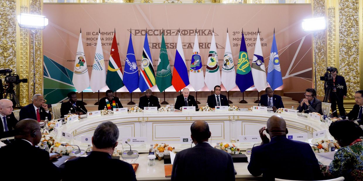 Президент РФ Владимир Путин на встрече с руководителями региональных организаций Африки на полях III Саммита и форума Россия - Африка.
