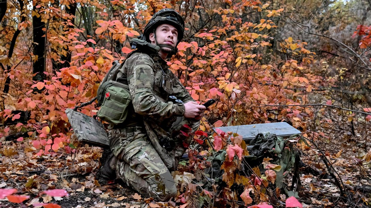 Артиллерист Стрелкового батальона полиции особого назначения Украины с терминалом Starlink