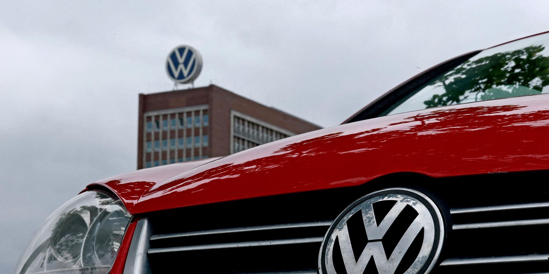 Автомобиль Volkswagen перед штаб-квартирой Volkswagen в Вольфсбурге, Германия - ИноСМИ, 1920, 30.10.2026