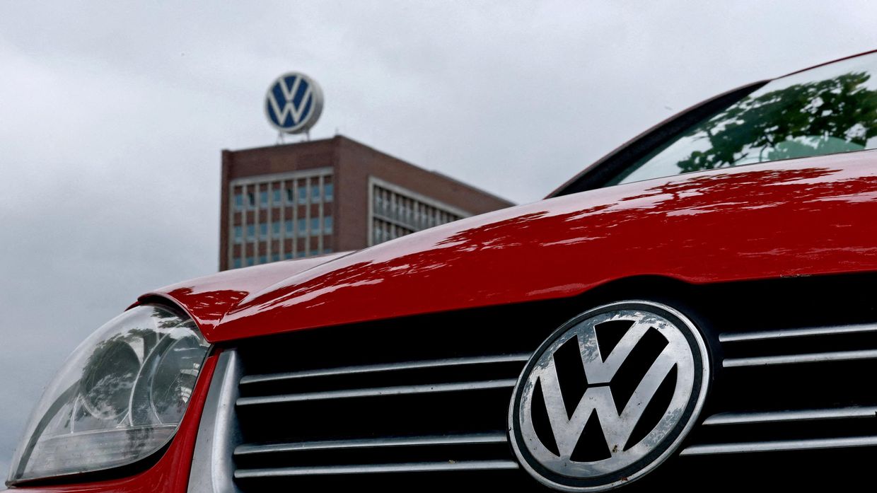 Автомобиль Volkswagen перед штаб-квартирой Volkswagen в Вольфсбурге, Германия