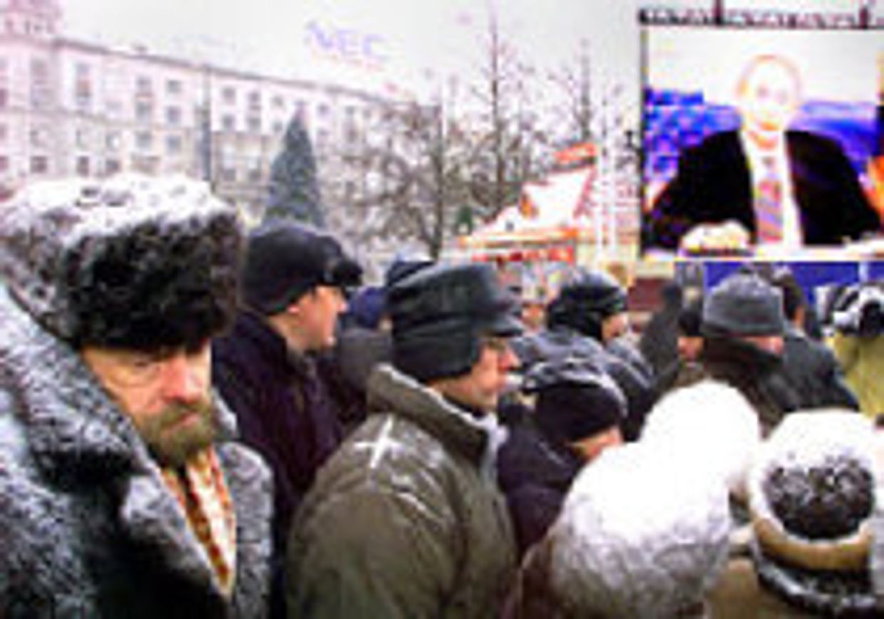 Россияне задают Путину вопросы в ходе интерактивных телевизионных дебатов picture