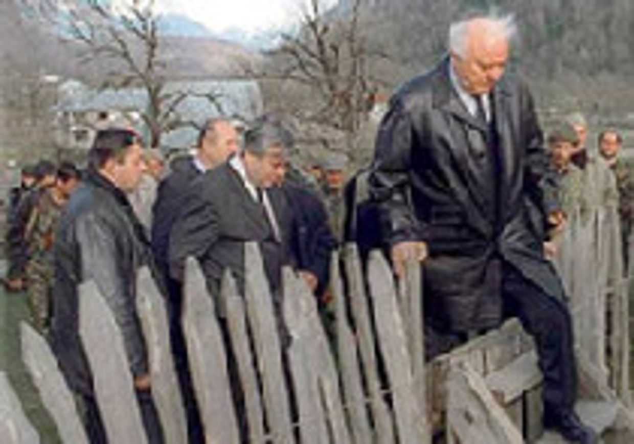 Грузия выдавливает российские войска picture