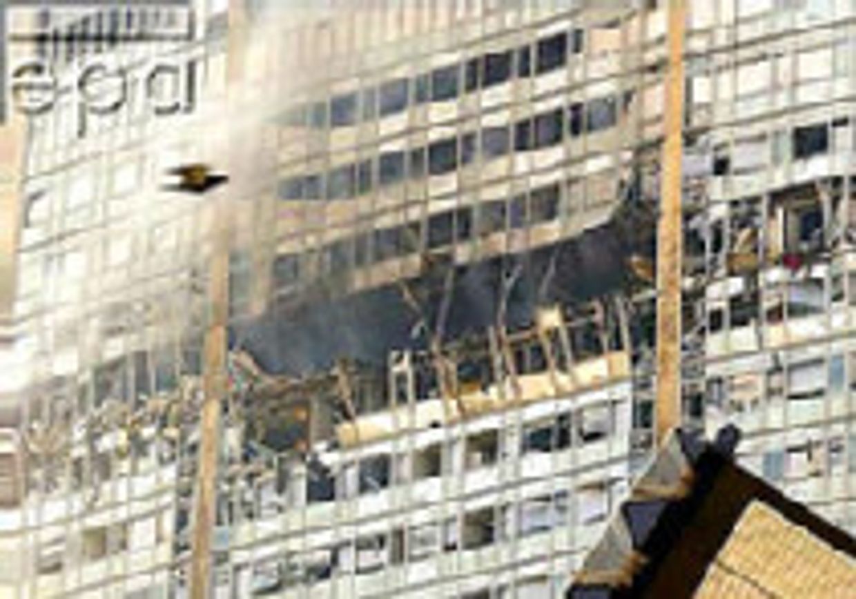 Он летел низко , потом раздался грохот и появились языки пламени picture