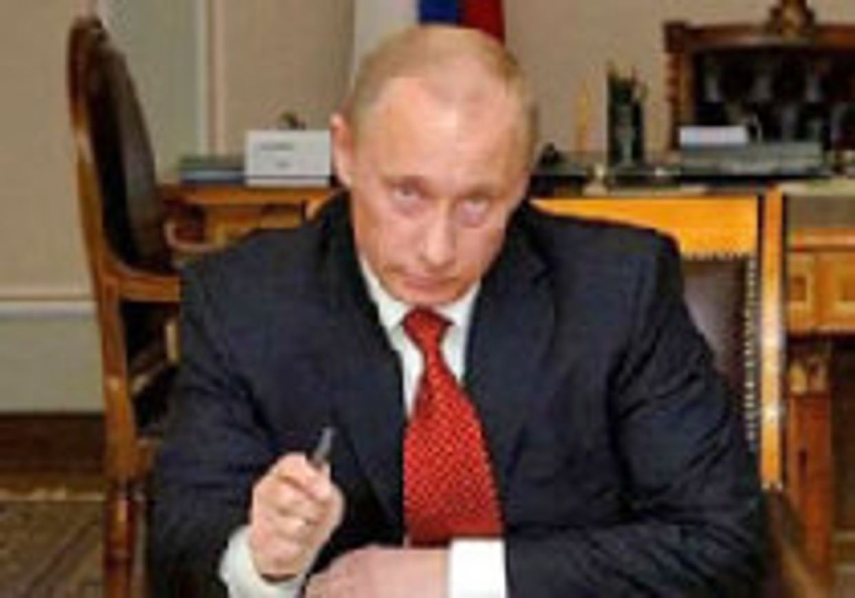 Человек с бритвой в руке picture