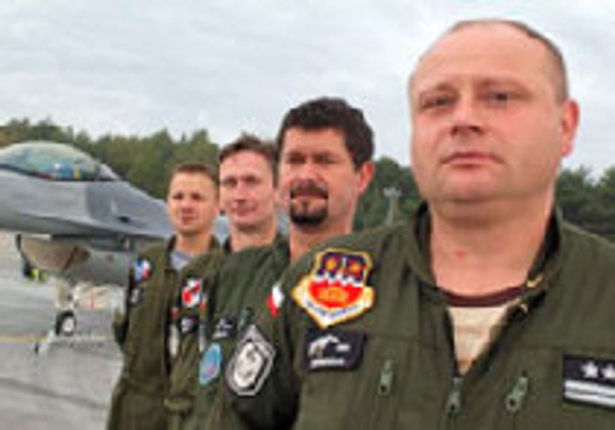 Умеем летать на самолетах F-16 picture