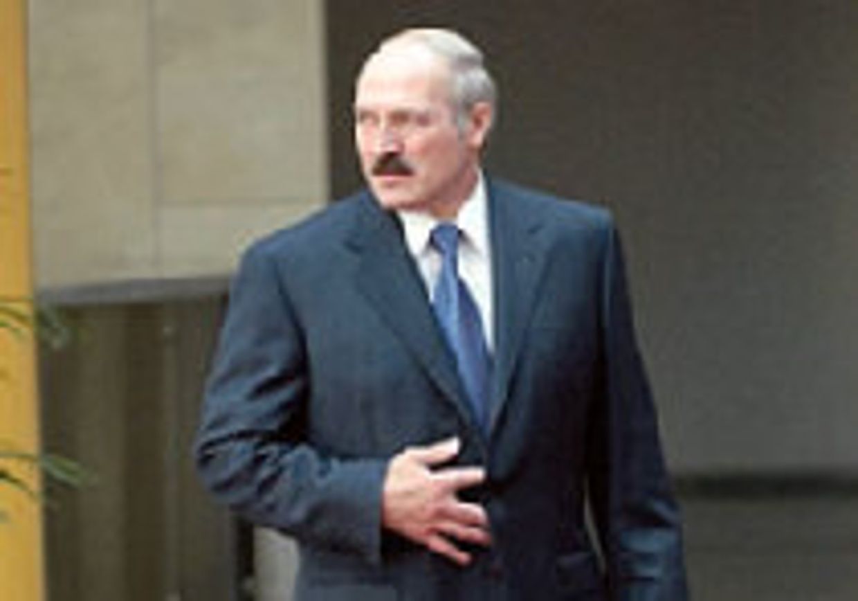 Неловкие реверансы в сторону Запада picture