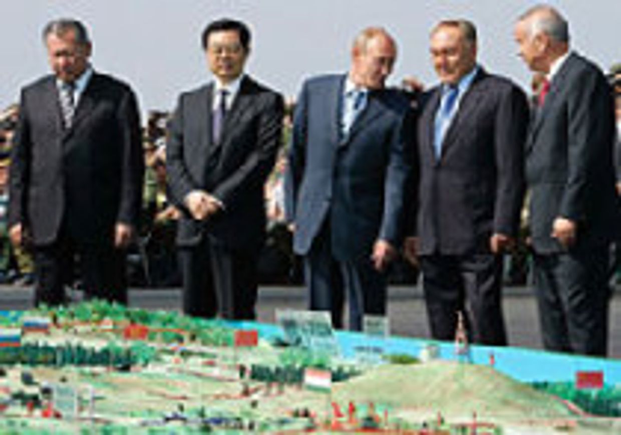 Центральная Азия - двор у дома России и Китая picture