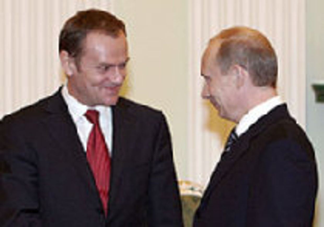 Двуглавый медведь на троне picture