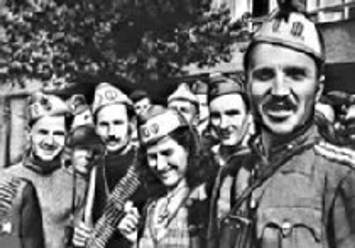 В Болгарии 'Бронзовый солдат' стоит крепко picture