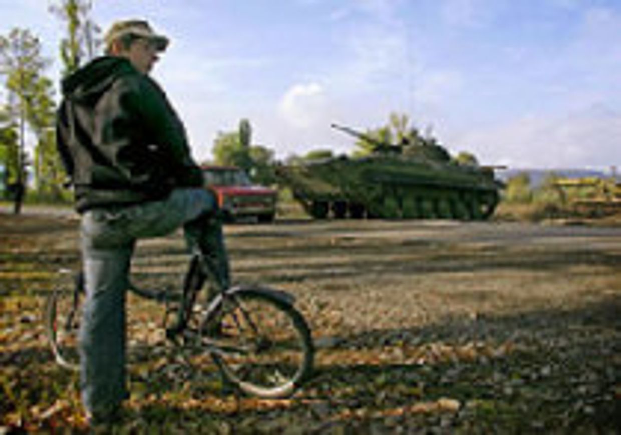 Грузия: пейзаж после боя picture