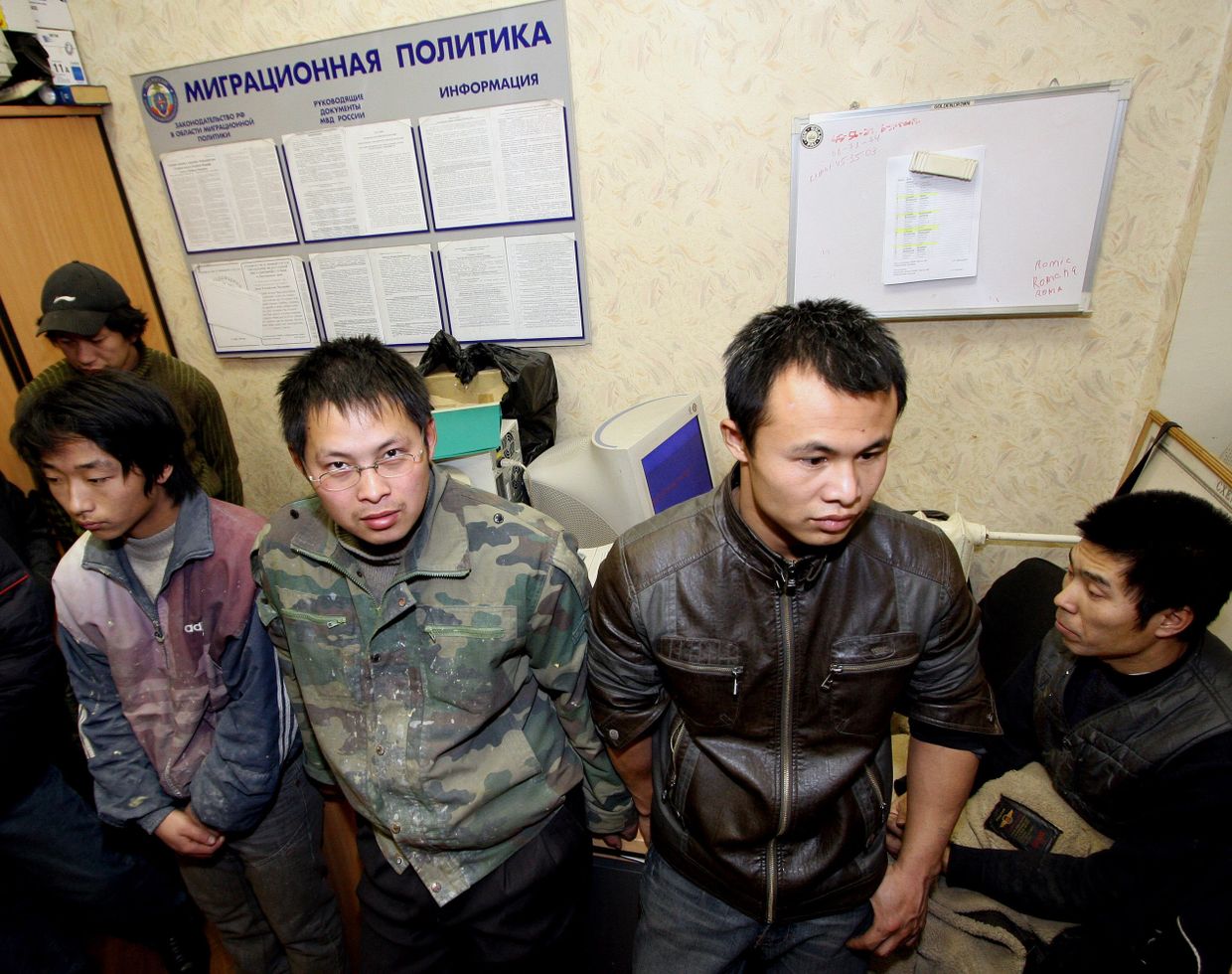 Инспекторы отдела иммиграционного контроля УФМС проводят рейд по выявлению незаконных мигрантов
