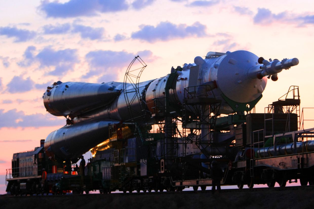 Установка РН Союз-ФГ с кораблем Союз ТМА-16 на стартовый комплекс космодрома Байконур