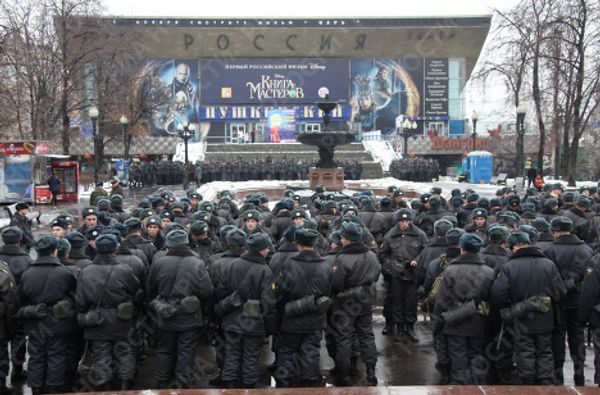 Сотрудники правоохранительных органов, обеспечивающие безопасность во время шествия и митинга КПРФ