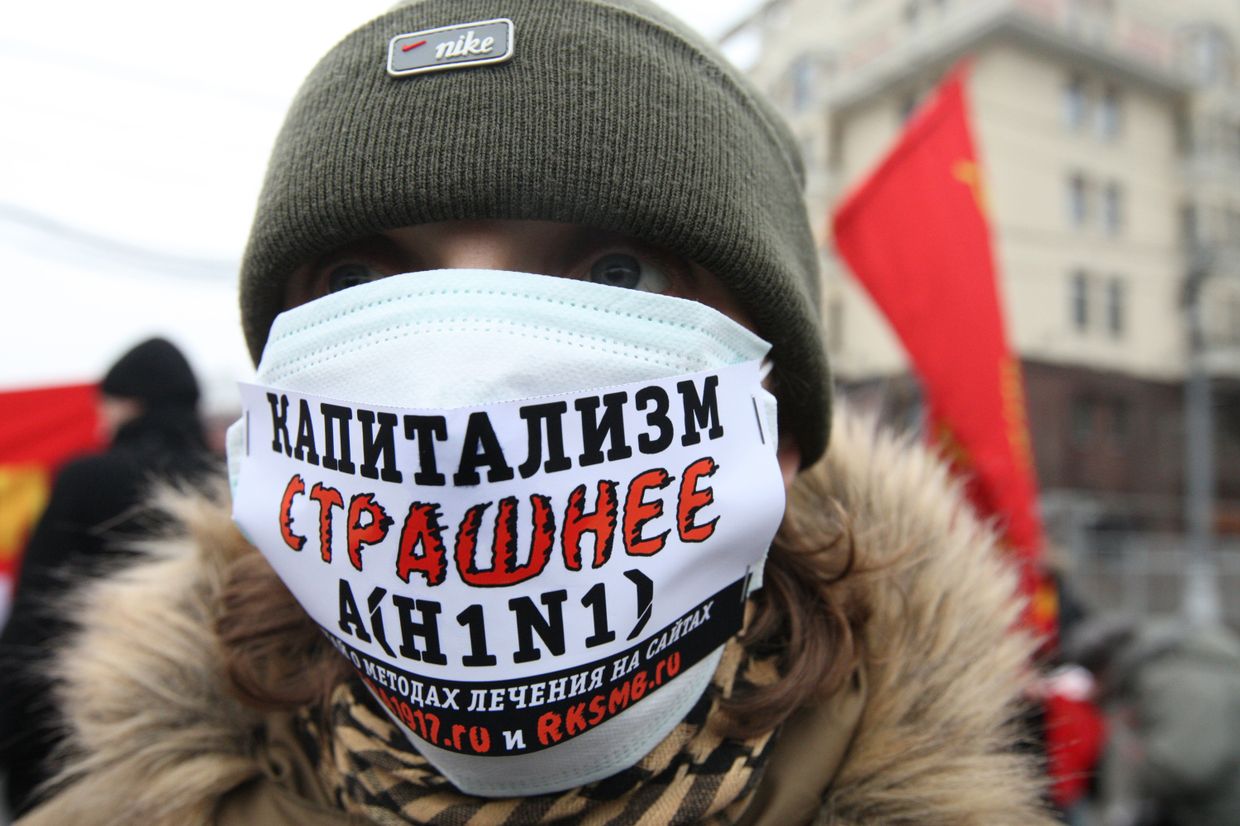 Активист движения Левый фронт, принявшийи участие в шествии коммунистов