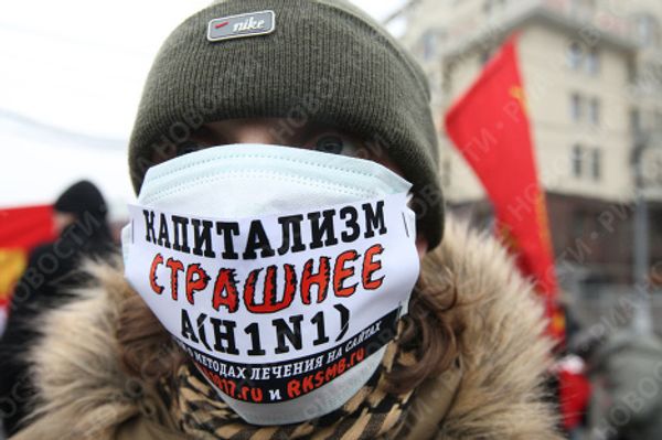 Активист движения Левый фронт, принявшийи участие в шествии коммунистов