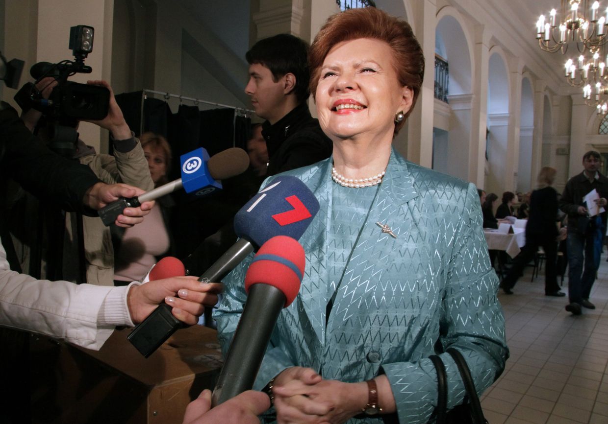Вайра Вике-Фрейберга на избирательном участке по выборам в Европарламент