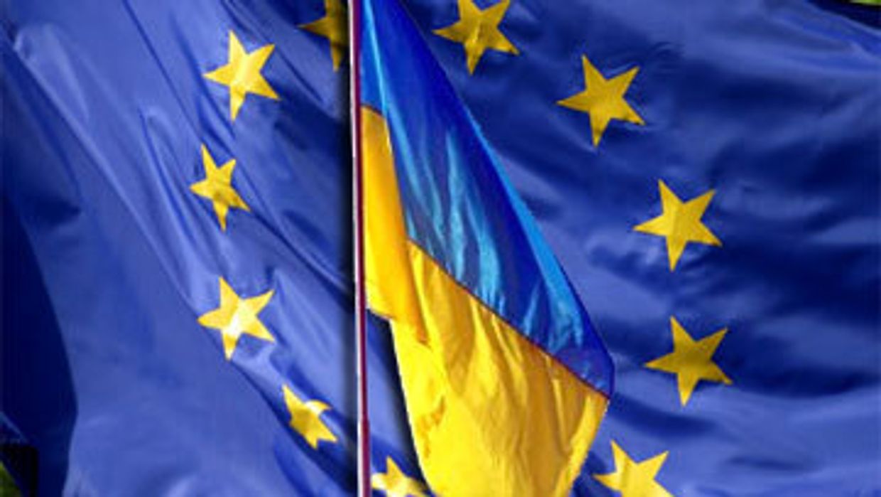 Флаги Украины и Евросоюза