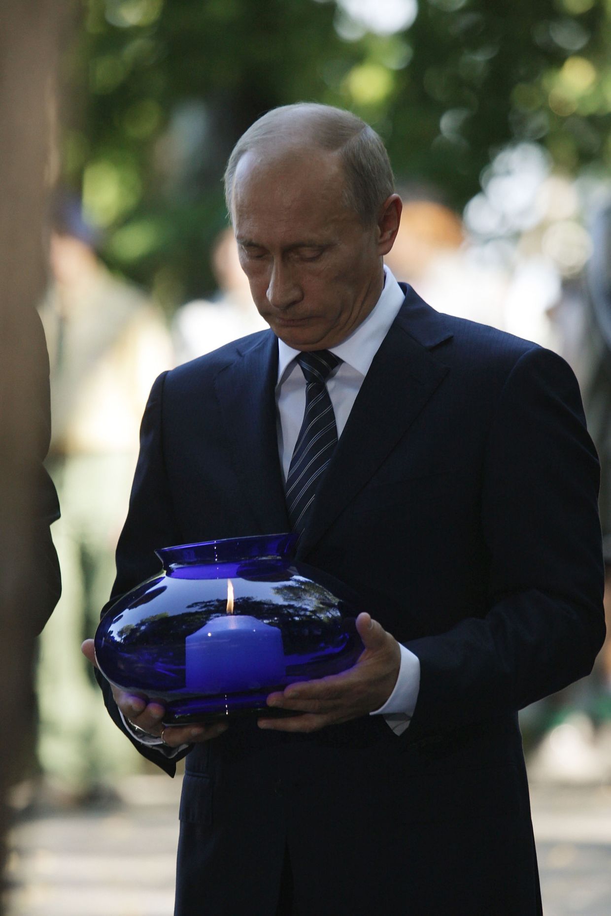 Премьер-министр РФ В.Путин во время церемонии возложения цветов к Могиле защитников побережья