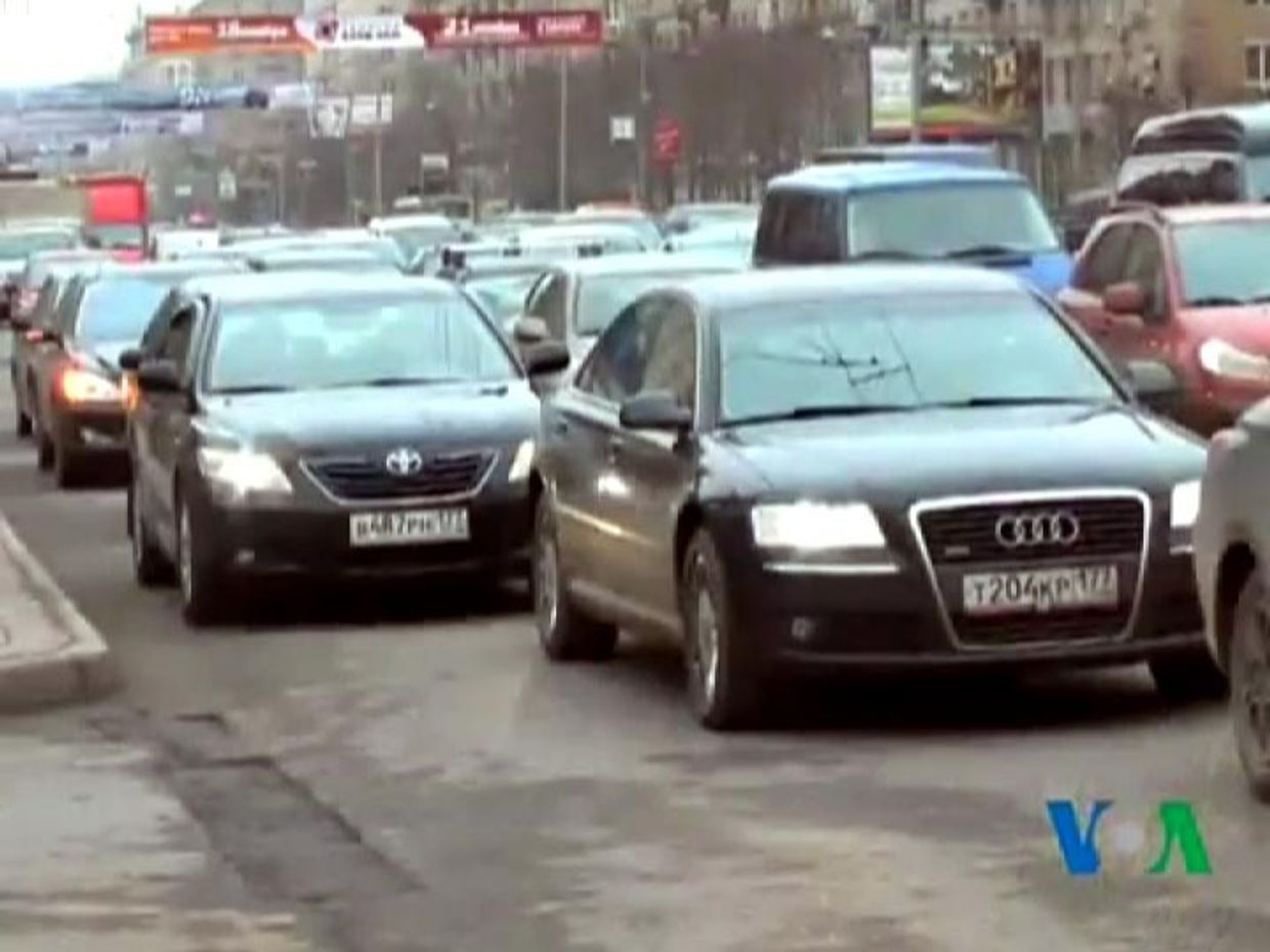 ИноСМИ__“Голос Америки”: Почему Госдума отказалась от повышения налога на транспортные средства?