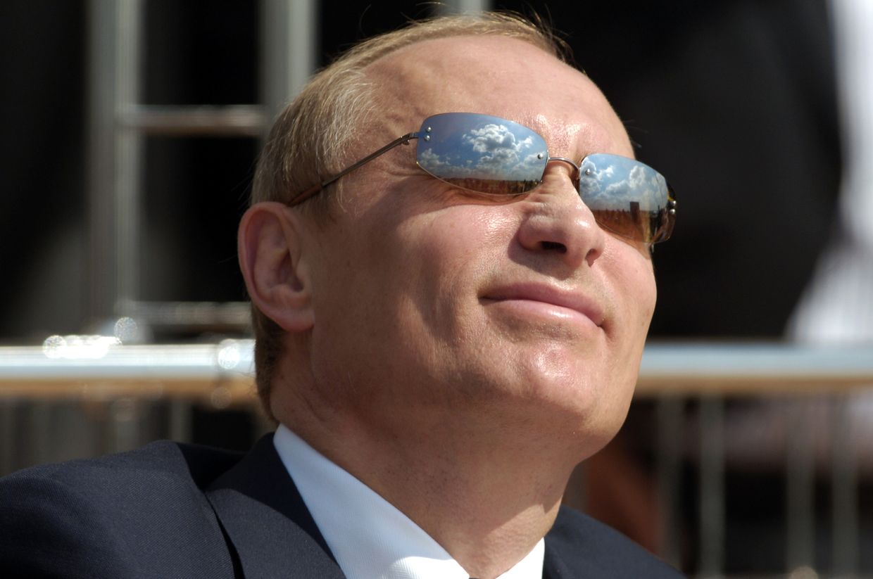 утин наблюдает за демонстрационно-показательными полетами российских самолетов на Международном авиационно-космическом салоне МАКС-2005