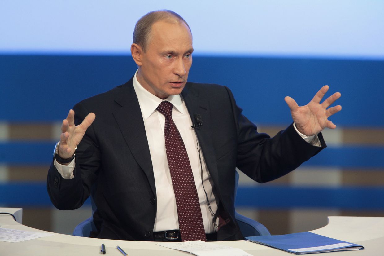 Премьер-министр РФ Владимир Путин отвечает на вопросы россиян в прямом эфире