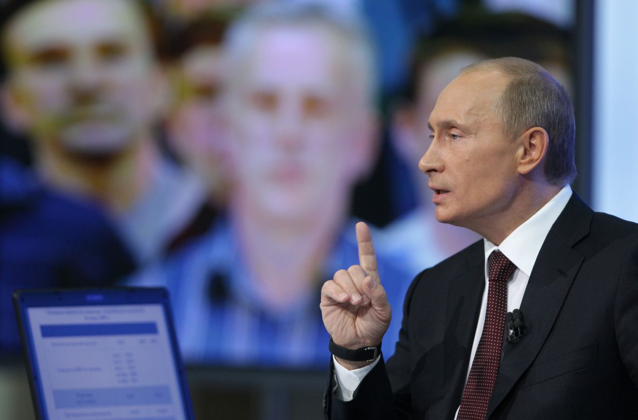 Премьер-министр РФ Владимир Путин отвечает на вопросы россиян в прямом эфире