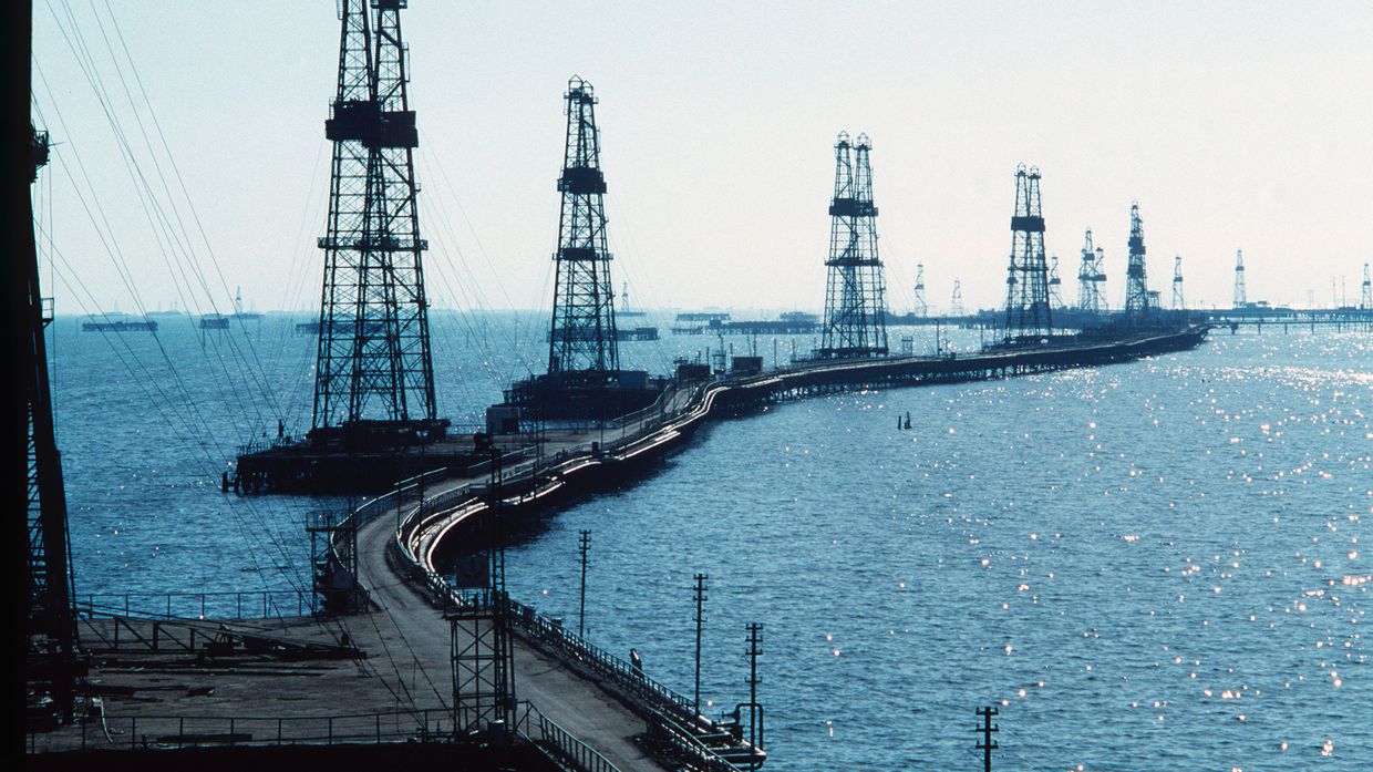 Нефтяные вышки на Каспии