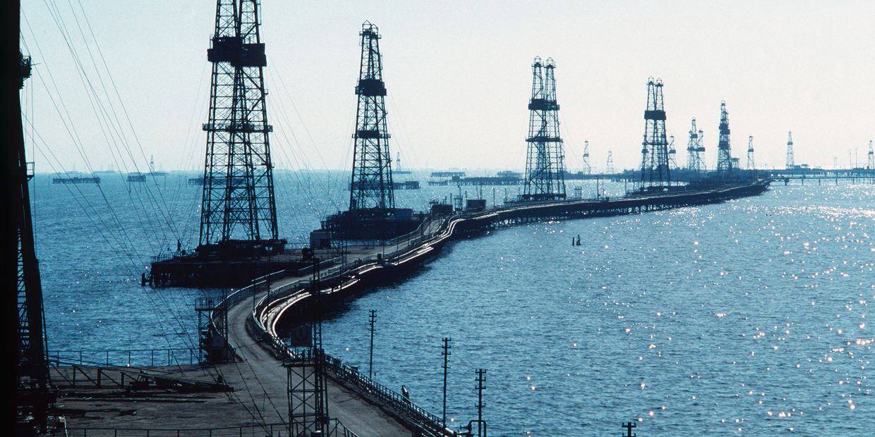 Нефтяные вышки на Каспии Нефтяные вышки на Каспии