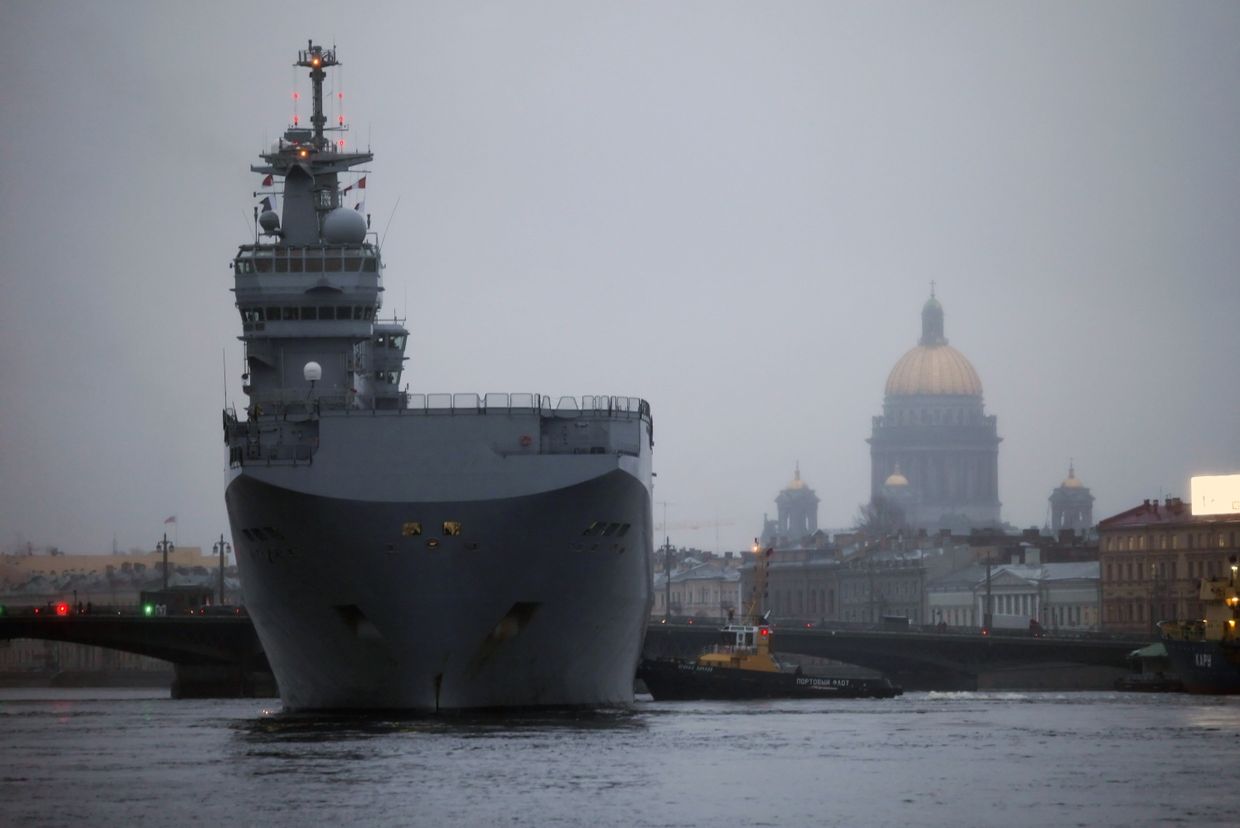 Французский военный корабль-вертолетоносец класса Мистраль в Санкт-Петербурге