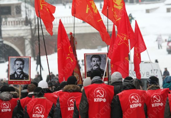 Возложение цветов и венков к могиле Иосифа Сталина у Кремлевской стены