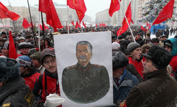 Возложение цветов и венков к могиле Иосифа Сталина у Кремлевской стены