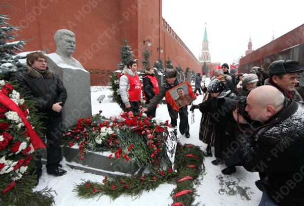 Возложение цветов и венков к могиле Иосифа Сталина у Кремлевской стены