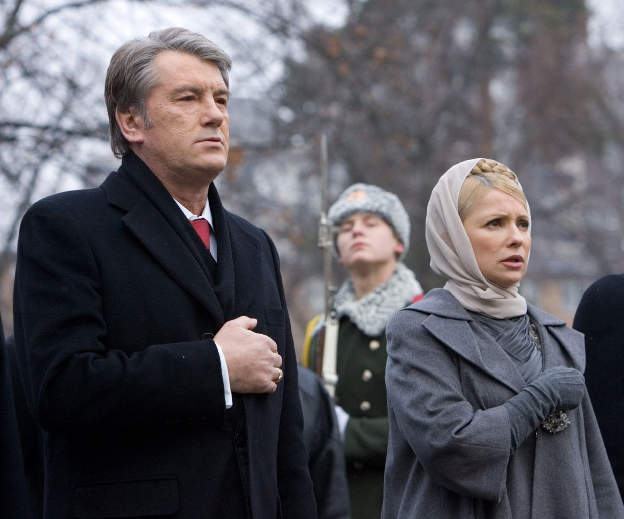 Президент Украины Виктор Ющенко и премьер-министр Украины Юлия Тимошенко возложили цветы к памятному знаку Воинам Чернобыля