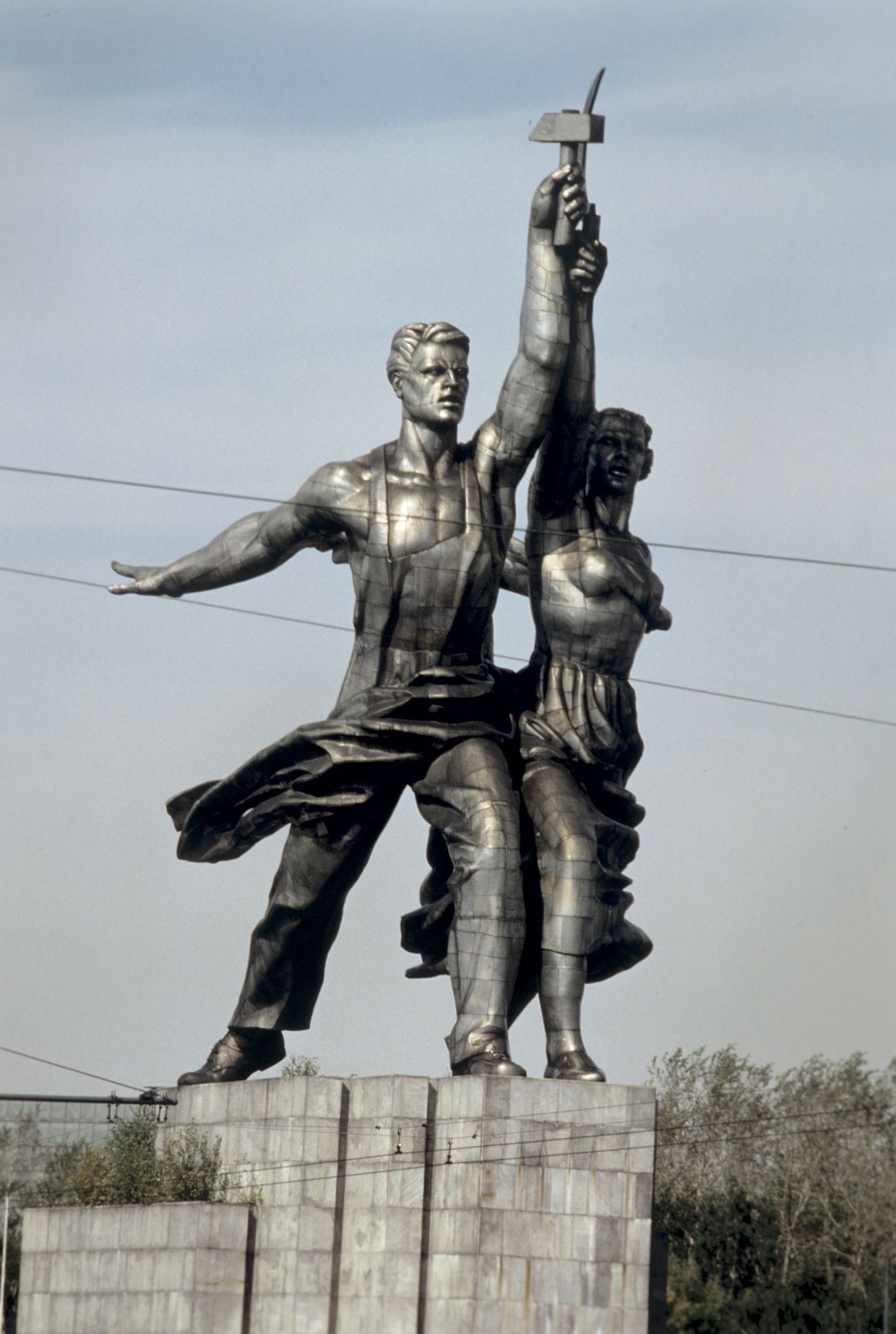 Скульптура Рабочий и колхозница