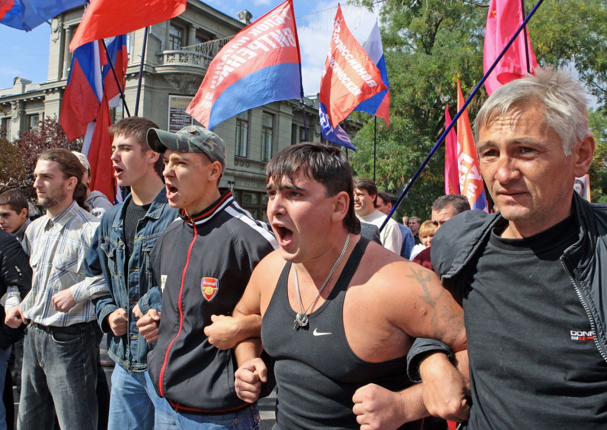 В Симферополе попытка провести мероприятие за упразднение автономии Крыма и статуса Севастополя закончилось потасовкой