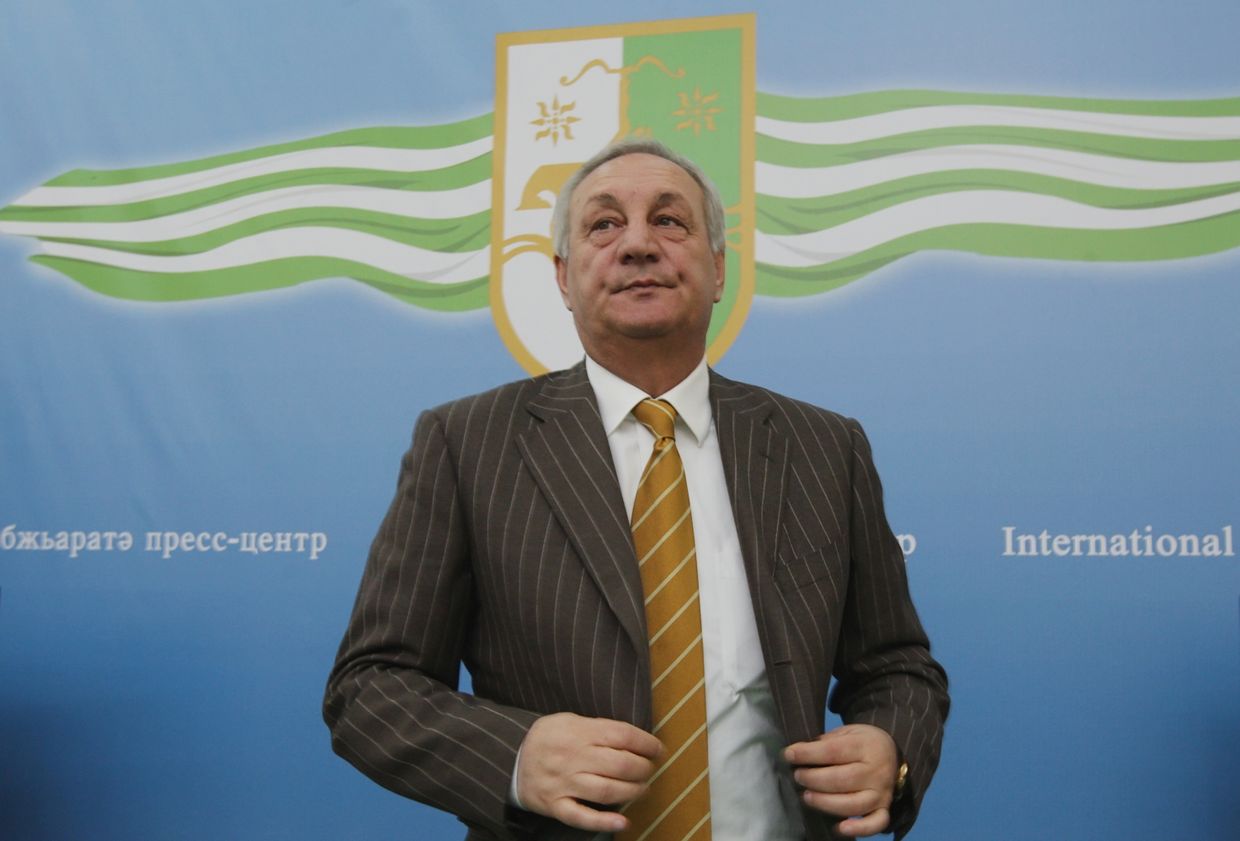 Действующий президент Сергей Багапш выиграл выборы главы республики в первом туре