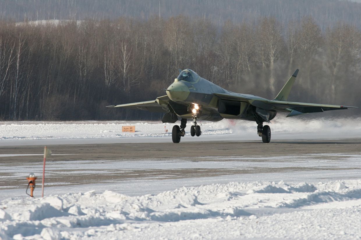 Истребитель пятого поколения T-50 на летных испытаниях