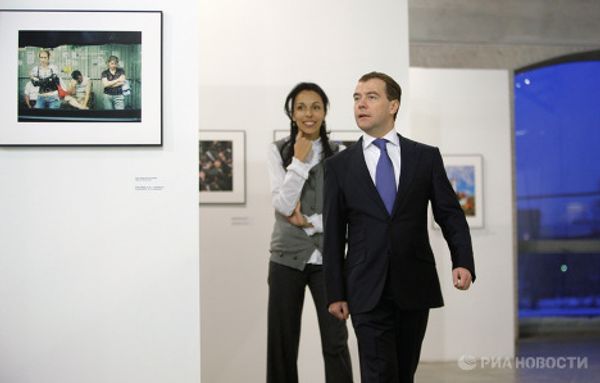 Дмитрий Медведев посетил выставку Лучшие фотографии России 2009