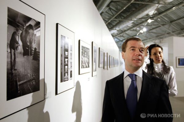 Дмитрий Медведев посетил выставку Лучшие фотографии России 2009